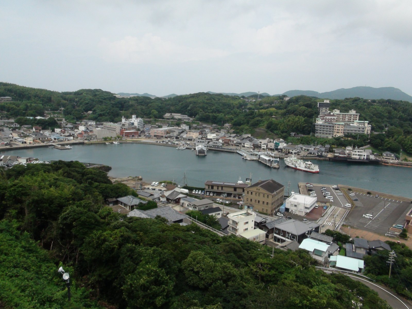 平戸港を守る丘の上に平戸城が建っています - Hirado | Secret World Trip Planner