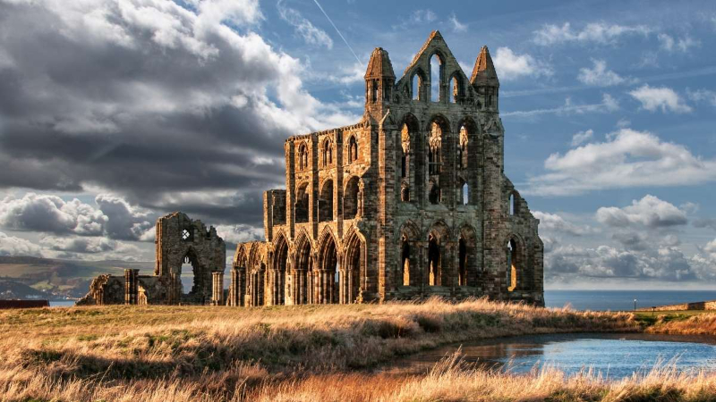 Whitby Abbey na Dracula - Abbey Ln | Secret World Trip Planner