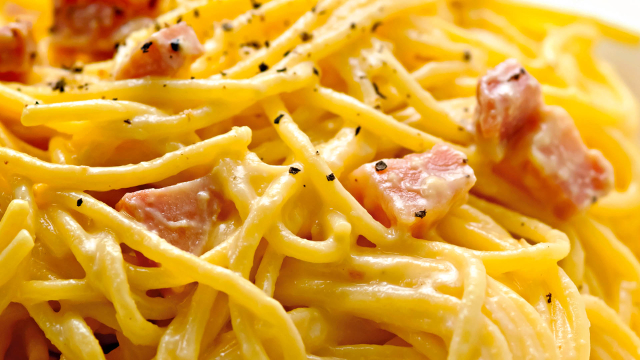 Carbonara'nın Kökeni: İki Şehrin Hikayesi