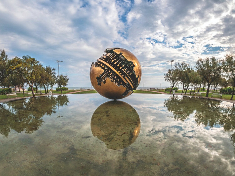 स्वातंत्र्य स्क्वेअर मोठ्या गोल - Pesaro | Secret World Trip Planner