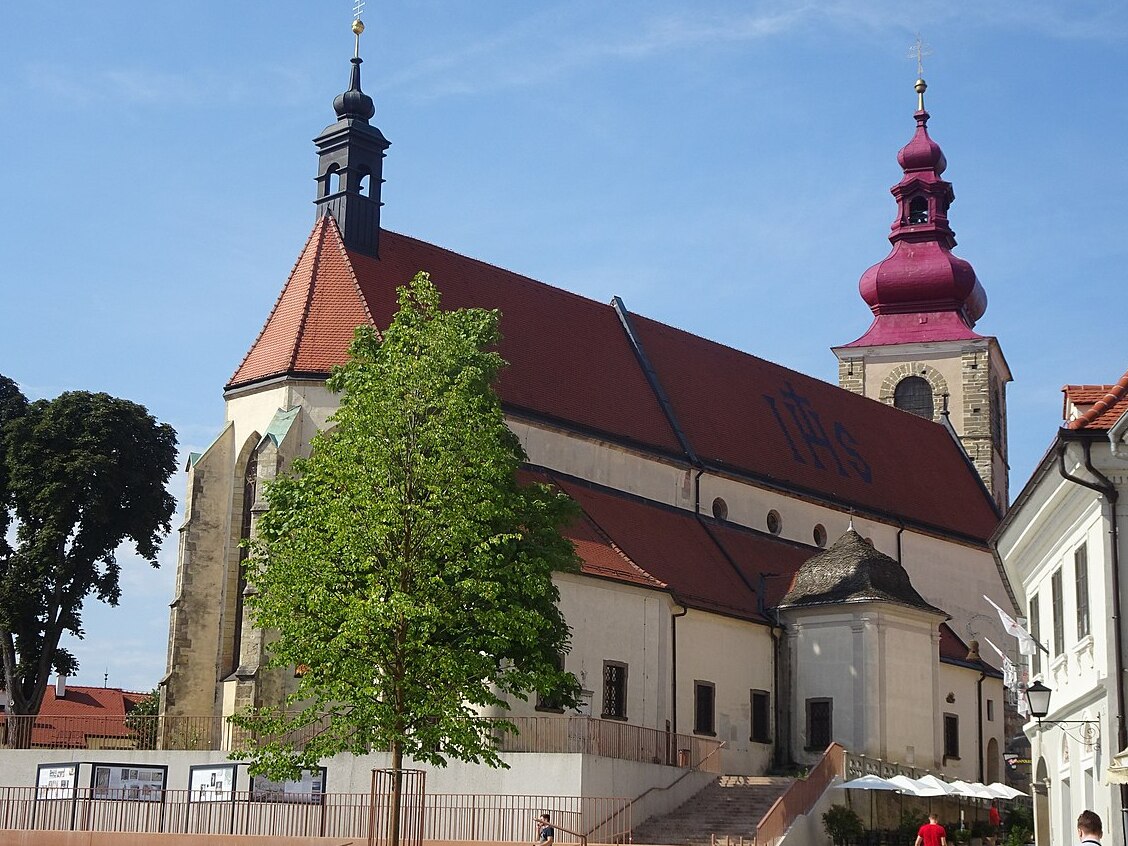 A primeira igreja foi construída no século XII. Em 1246 foi expandido com três n - Slovenski trg | Secret World Trip Planner