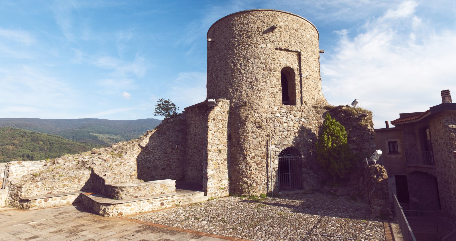 טירת הוולדנס של משמר פיימונטה - Guardia Piemontese | Secret World Trip Planner