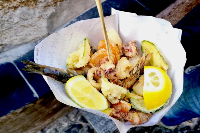 Calamares fritos e Anchovies - Genova | Secret World Trip Planner