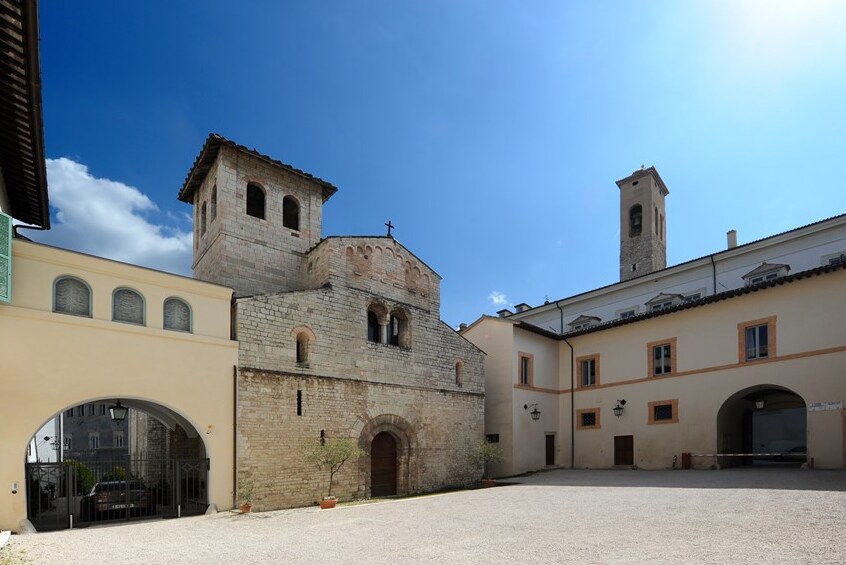 San Eufemiko basilika - Spoleto | Secret World Trip Planner