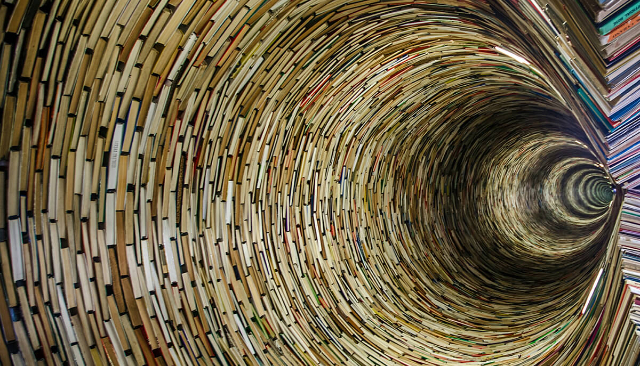 Idiome, la sculpture du livre - Mariánské nám. 1/98 | Secret World Trip Planner