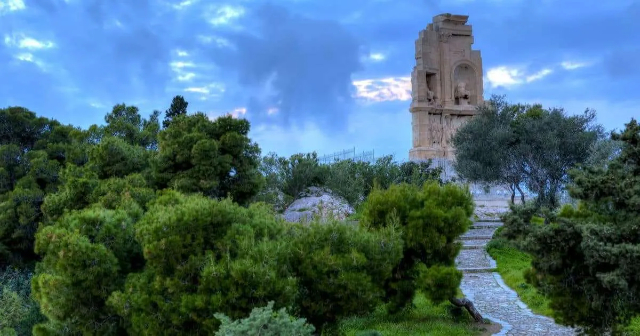 Αναρρίχηση στο λόφο του Φιλοπάππου - Athina | Secret World Trip Planner