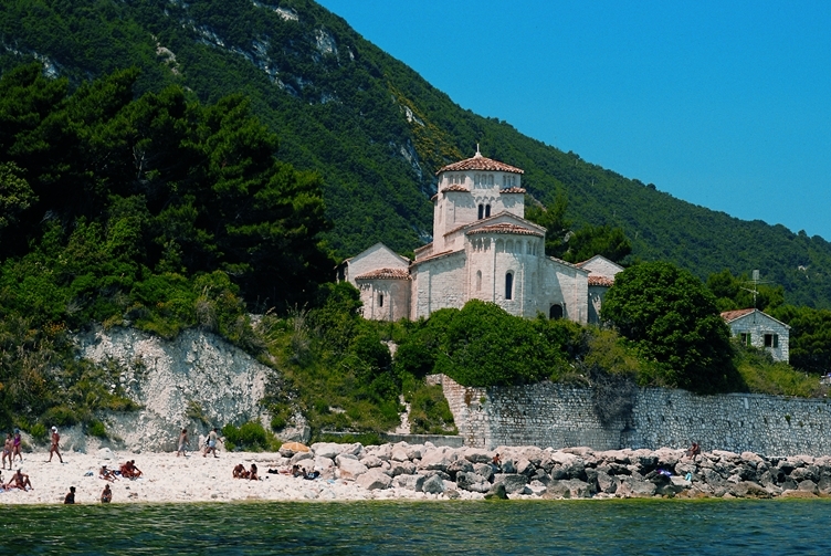 Église de Santa Maria di Portonovo - Portonovo, Ancona | Secret World Trip Planner