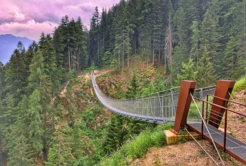 Tybetański most nad wodospadem Ragaiolo - 38020 Rabbi | Secret World Trip Planner