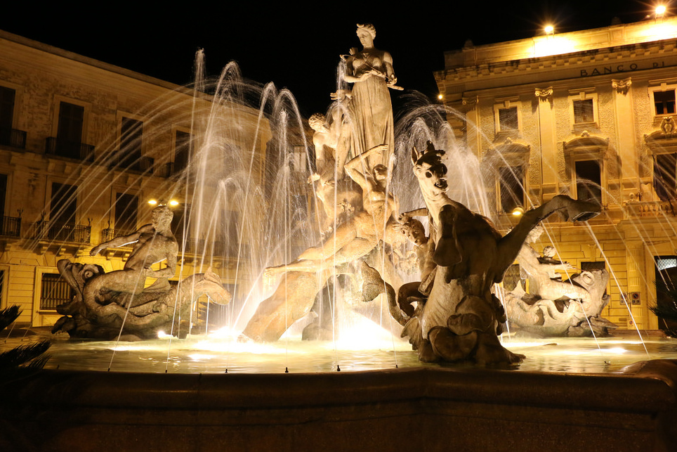Ortigia i fontana Diane, božica lova - Siracusa | Secret World Trip Planner
