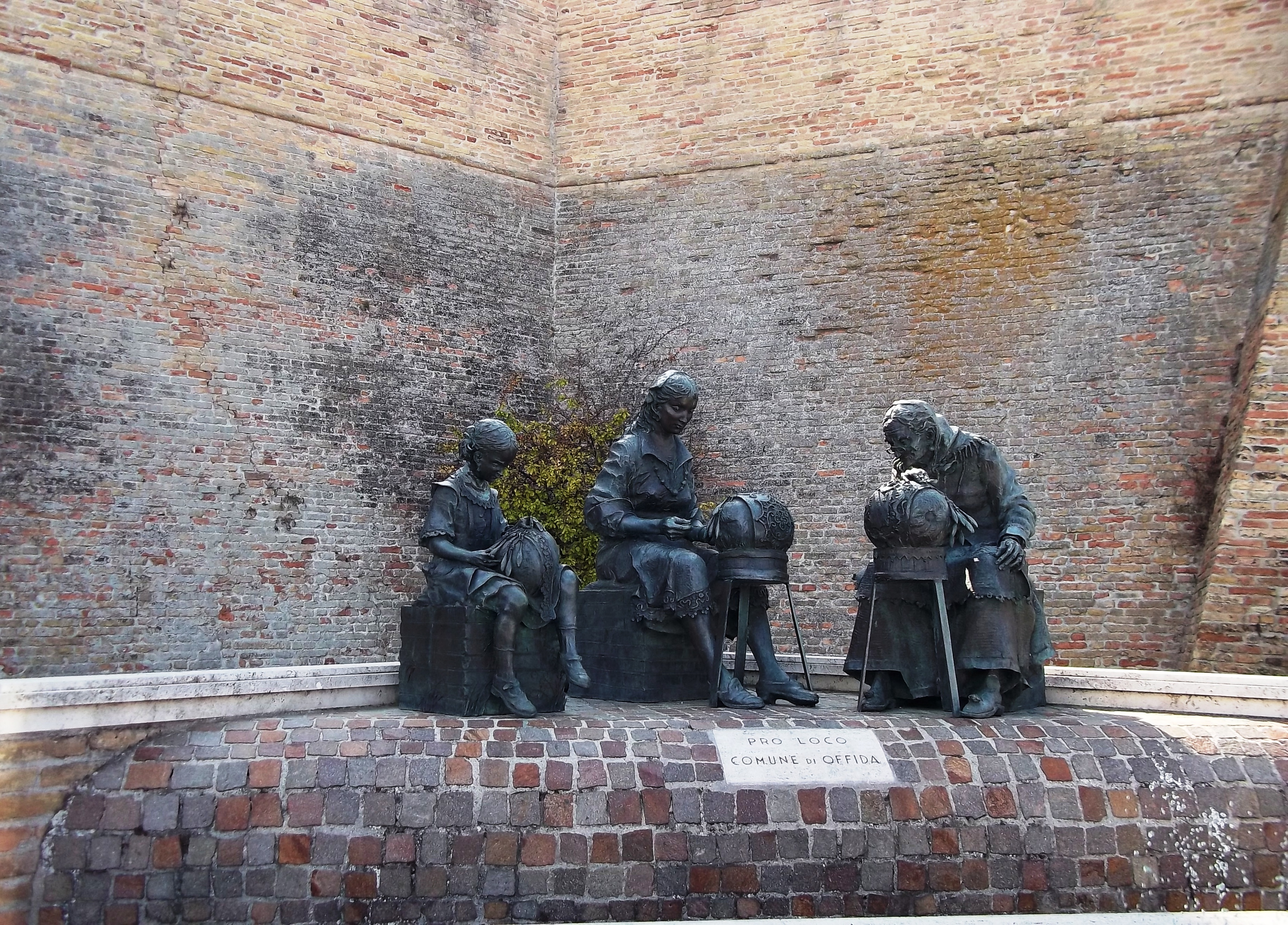 Monumenti i shatërvanit për krijuesin e dantellave