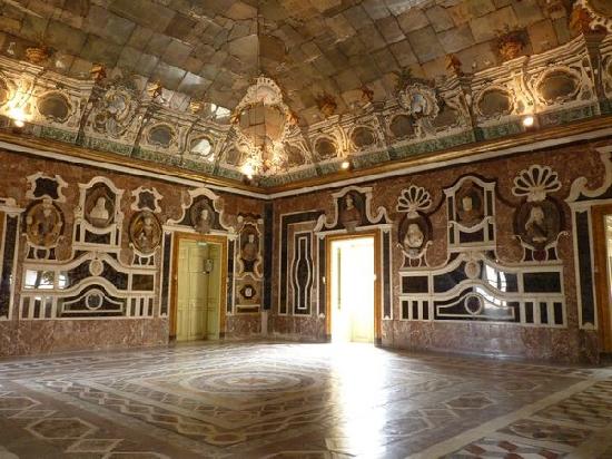 Villa Palagonia, shuningdek, Villa dei Mostri deb ataladi