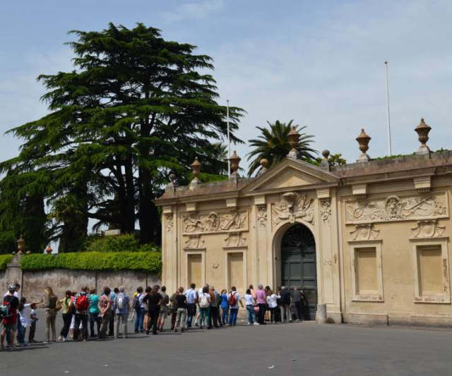 Mtakatifu Petro kutoka kwenye tundu la ufunguo - Roma | Secret World Trip Planner