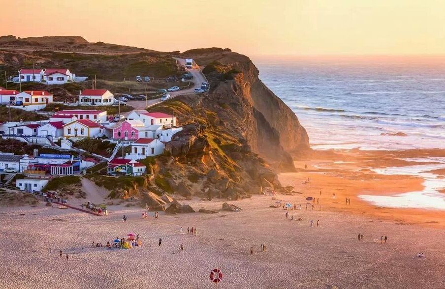 O Monte Clérigo é, talvez, uma das aldeias mais pitorescas de Portugal. I - Aljezur | Secret World Trip Planner