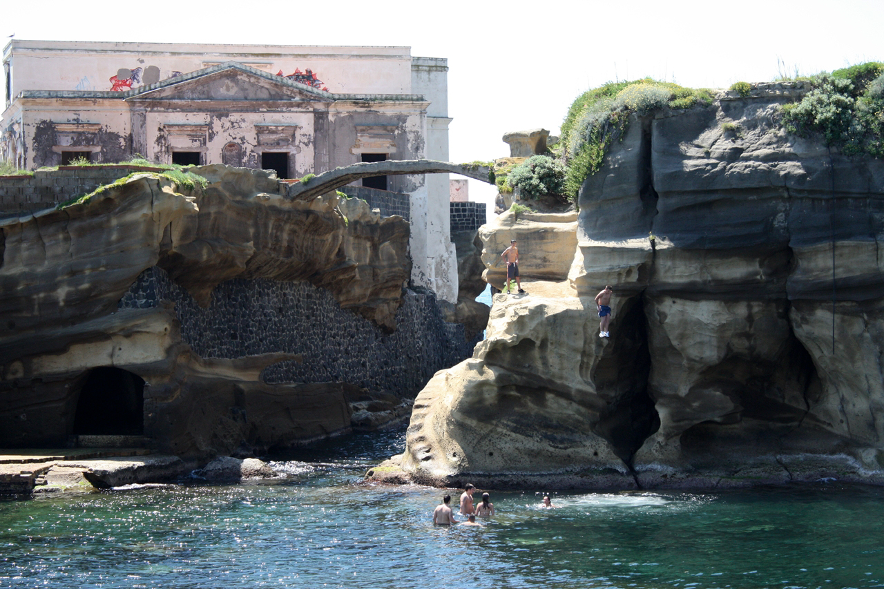 Dīvainais stāsts par nolādēto Gaiolas salu - Napoli | Secret World Trip Planner