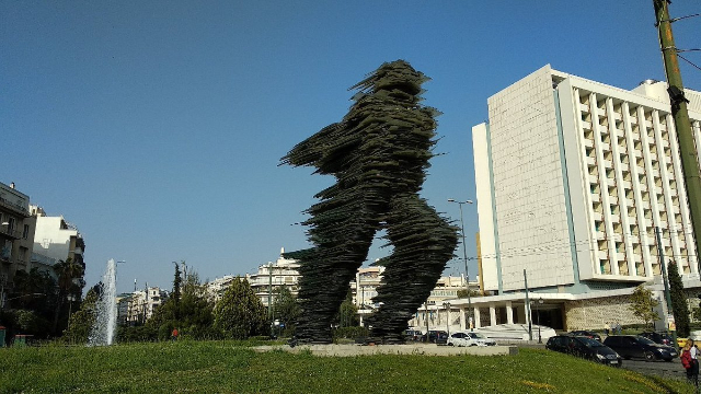 Dromeas, Le coureur de verre d'Athènes : Une sculpture en mouvement - Athens | Secret World Trip Planner