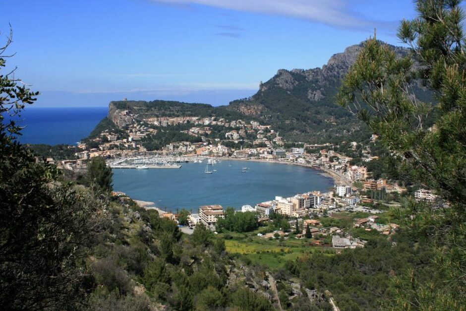 La ville de Sóller et son port - Sóller | Secret World Trip Planner