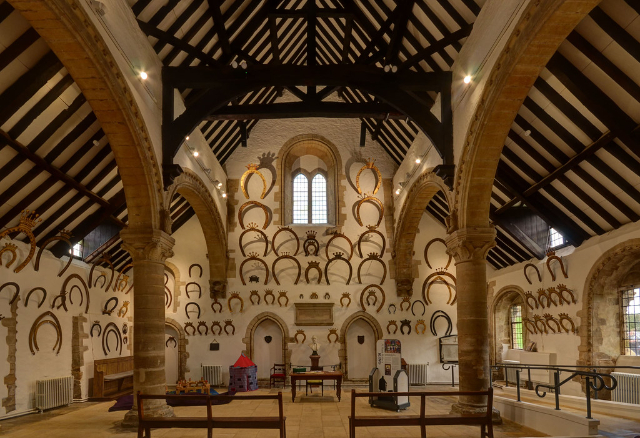 Fers à cheval du château d'Oakham - Castle Grounds Market Place | Secret World Trip Planner