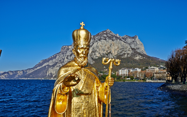 Staty av Sankt Nikolaus - Piazza Antonio Stoppani | Secret World Trip Planner