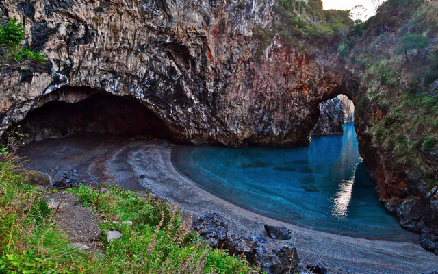 આર્કોમાગ્નો ધ સિક્રેટ બીચ - San Nicola Arcella | Secret World Trip Planner