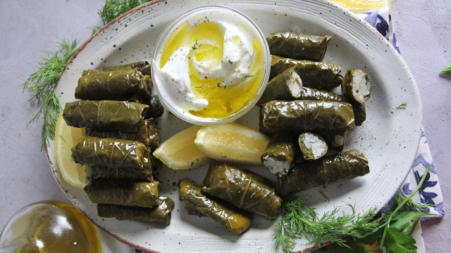 Dolmades greche - Foglie di vite ripiene - Athina | Secret World Trip Planner
