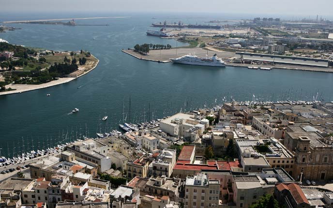 El puerto de Brindisi: la - World