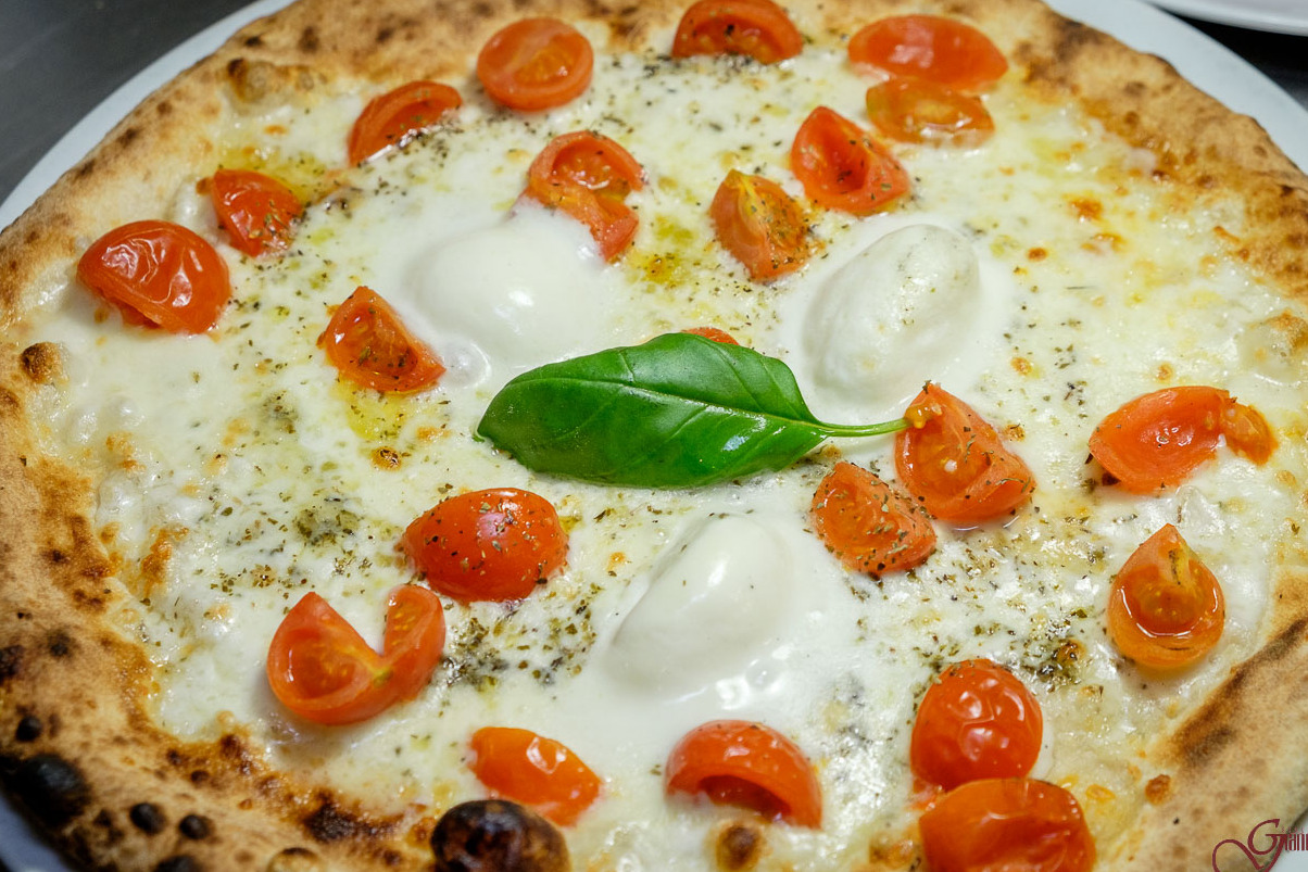 Pizza Bufalina - Pizzeria Concettina ai Tre Santi | Secret World Trip Planner