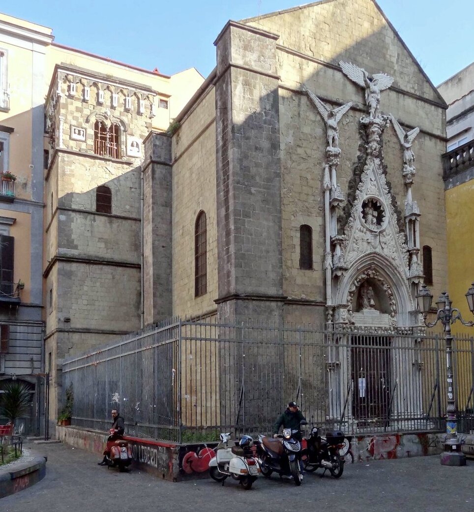 ใน largo เอส Giovanni Maggiore เราได้ชื่นชมคนเล็กๆของโบสถ์ซาน Giovanni d - Napoli | Secret World Trip Planner