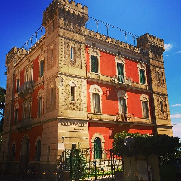 Pindhah munggah liwat Cimarosa nganti sampeyan ketemu ing sisih tengen liwat San Felice - Napoli | Secret World Trip Planner