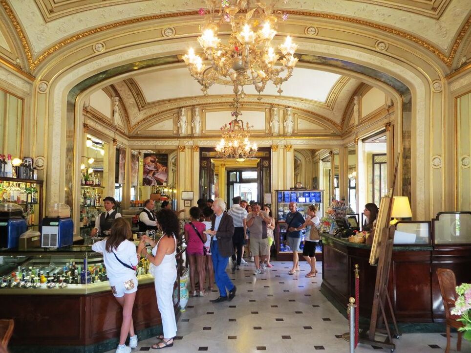 Naples / Caffè gambrinus singen: salah siji saka paling ayu bar ing Italia - Napoli | Secret World Trip Planner