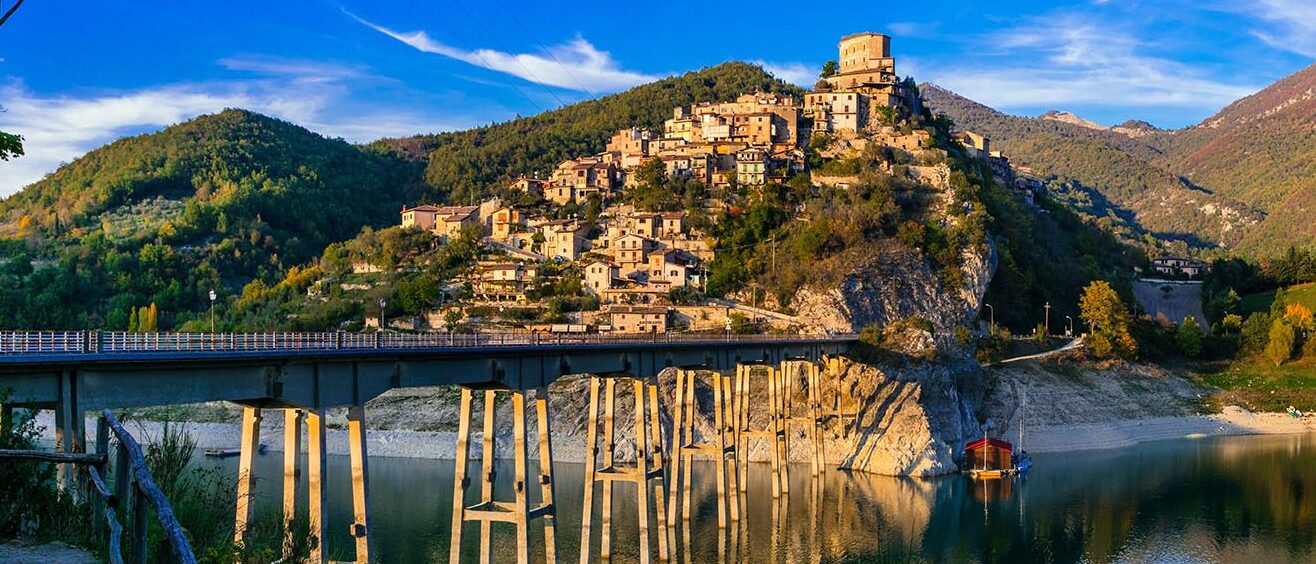 Tora Gaztelua eta Lake Turano - Castel di Tora | Secret World Trip Planner