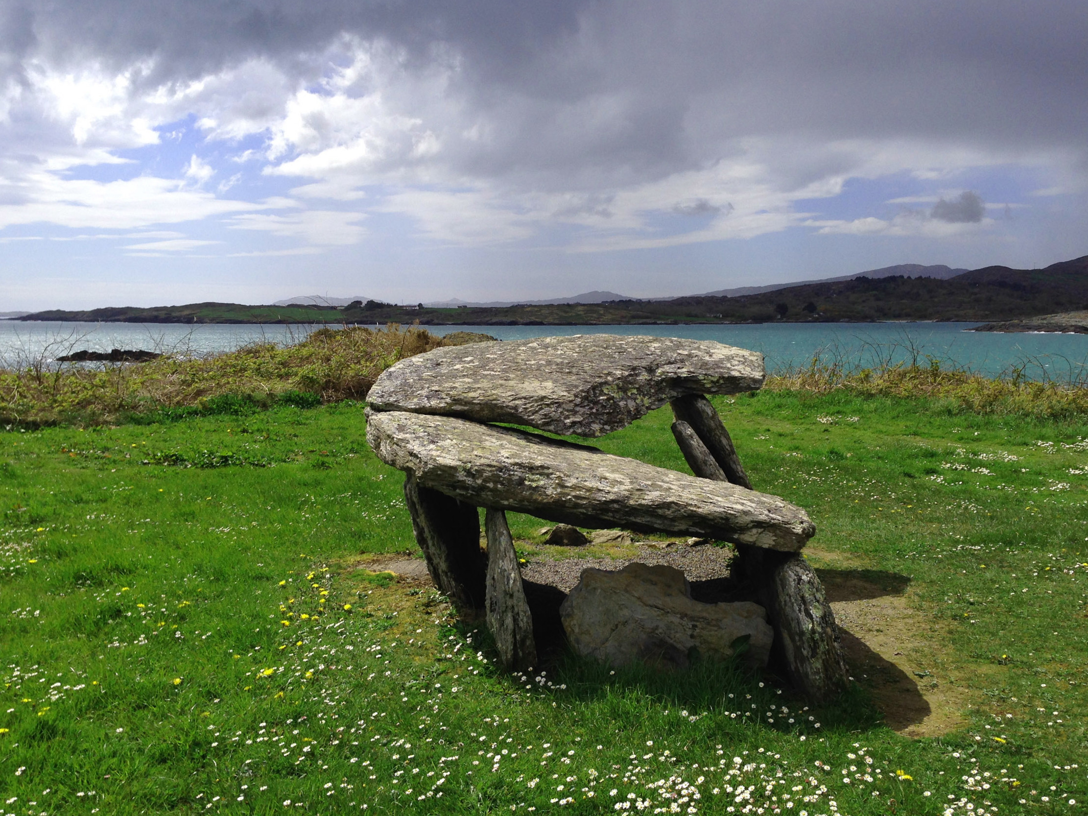 Toormore Bay | The megalithic tomb - Altar | Secret World Trip Planner