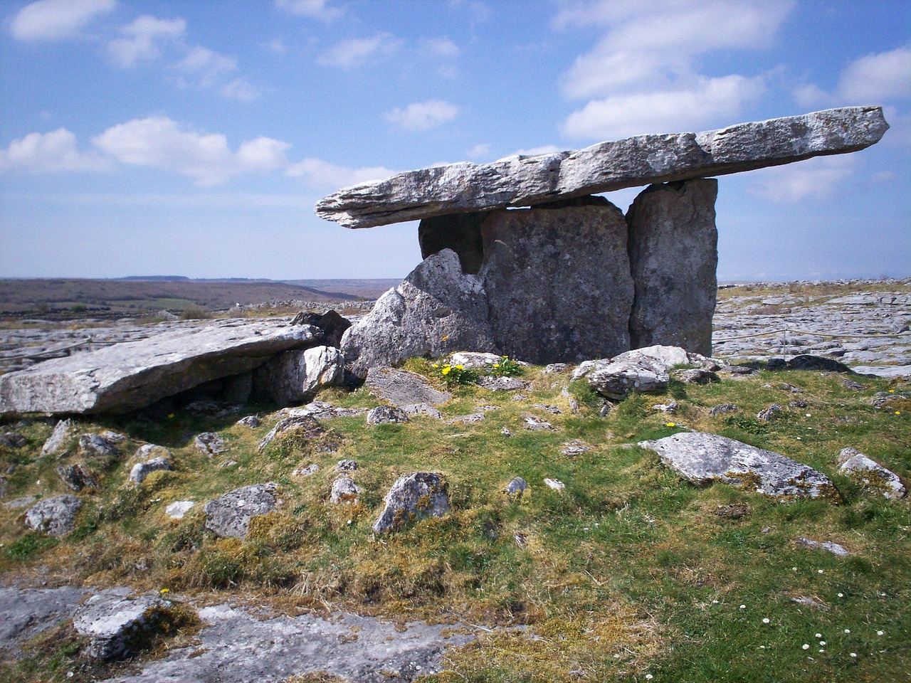 Toormore Bay | The megalithic tomb - Altar | Secret World Trip Planner