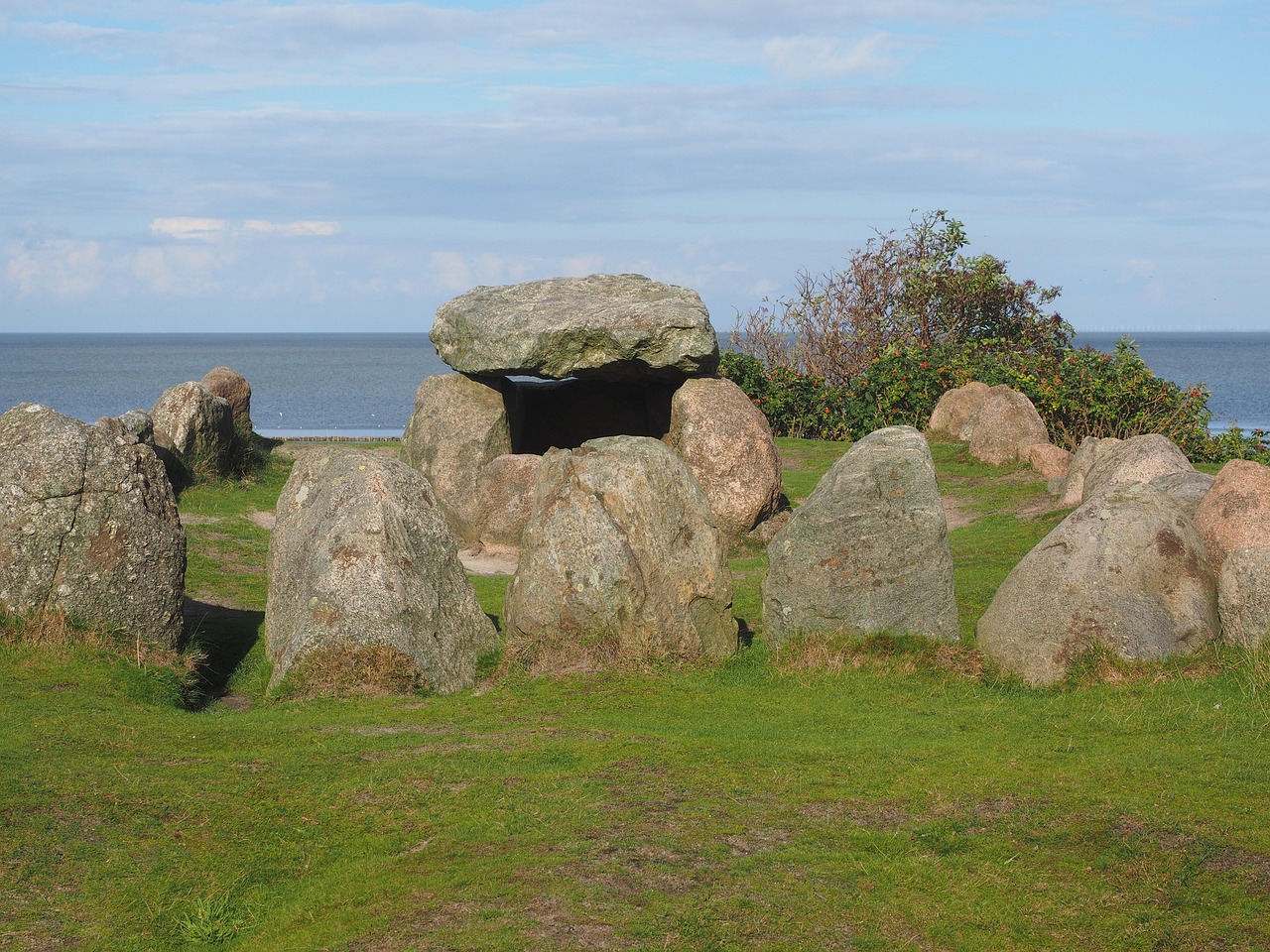Toormore Bay | The megalithic tomb - Altar | Secret World Trip Planner