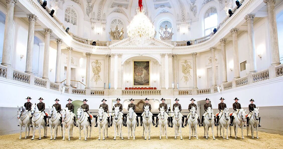 Spænska Reið Skólann á Breskum Hesthús í Do - Wien | Secret World Trip Planner