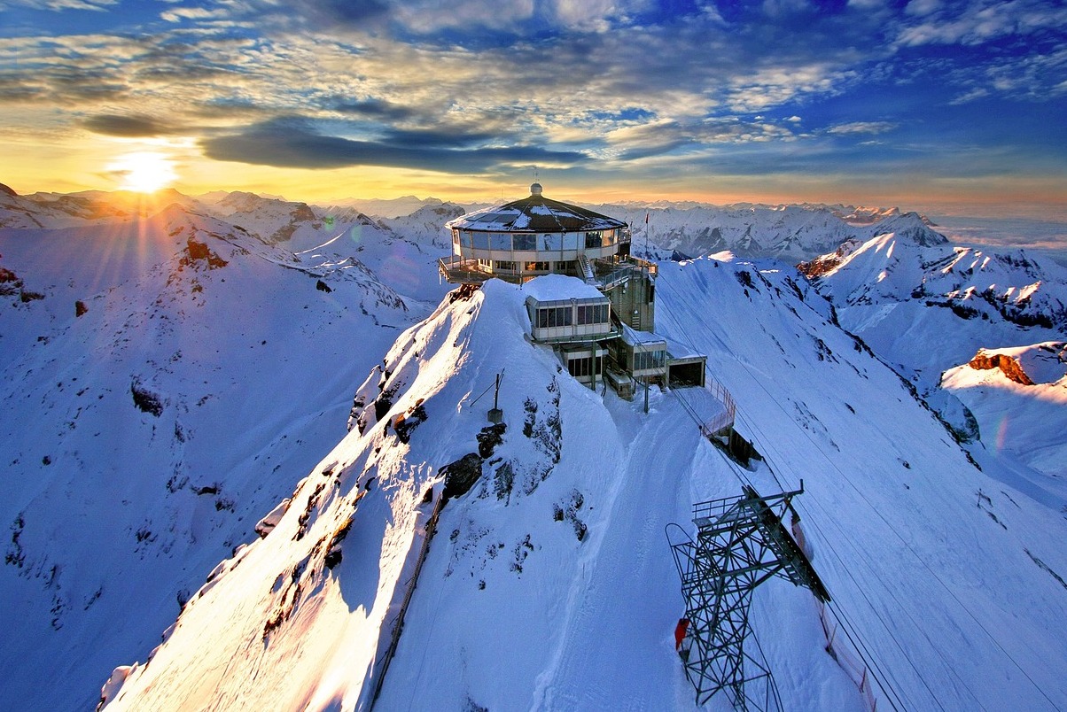 Dom egy lenyűgöző hegycsúcs Svájcban - Saas-Fee | Secret World Trip Planner