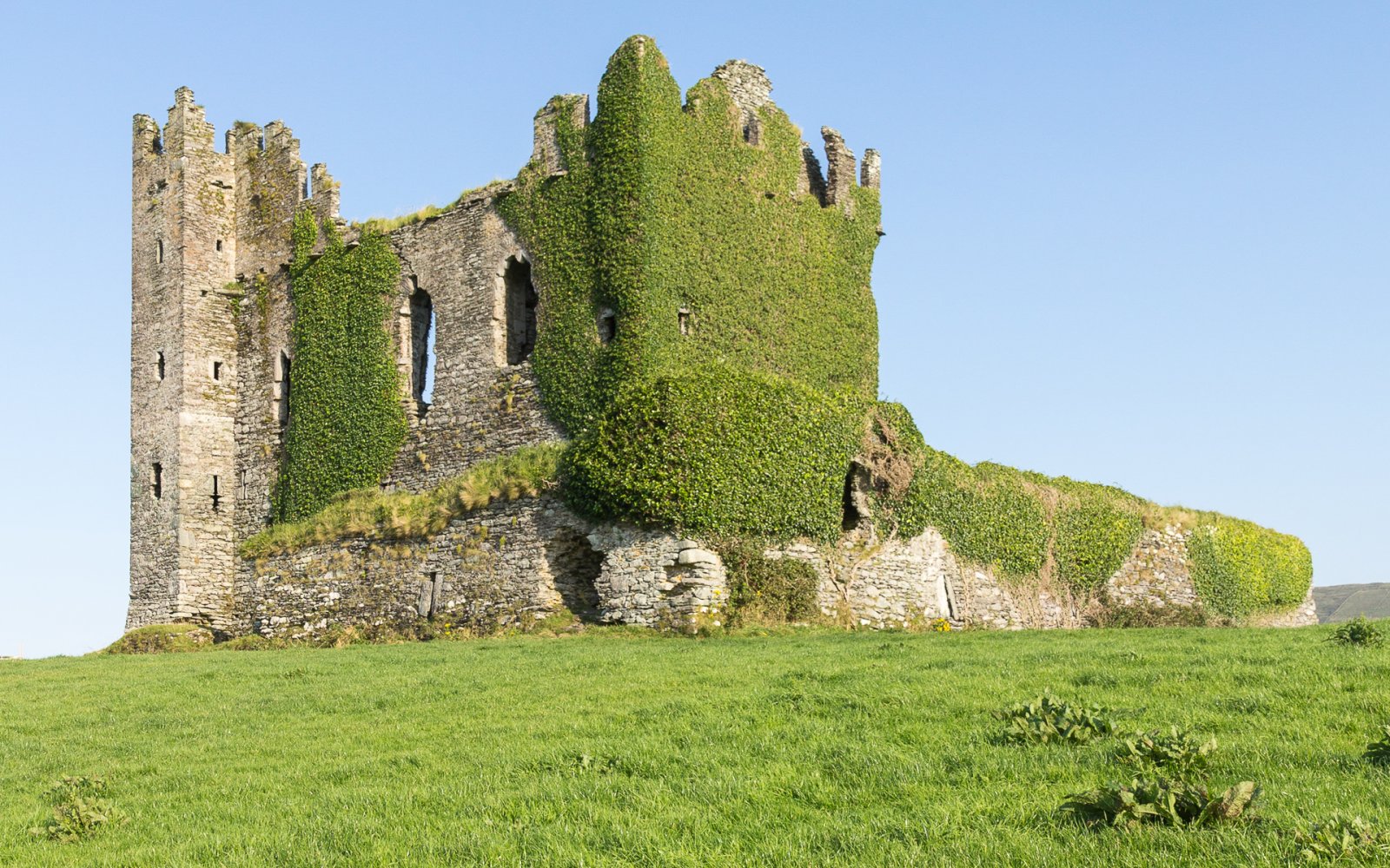 Ballycarbery Castle: History and Beauty in Ireland - Cahersiveen | Secret World Trip Planner