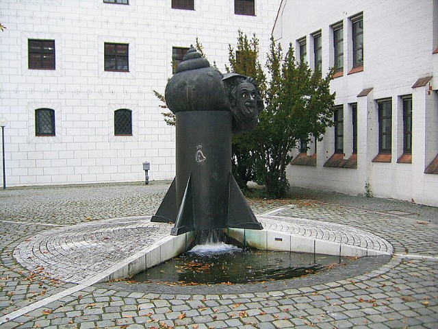 Einsteini purskkaev - Ulm | Secret World Trip Planner