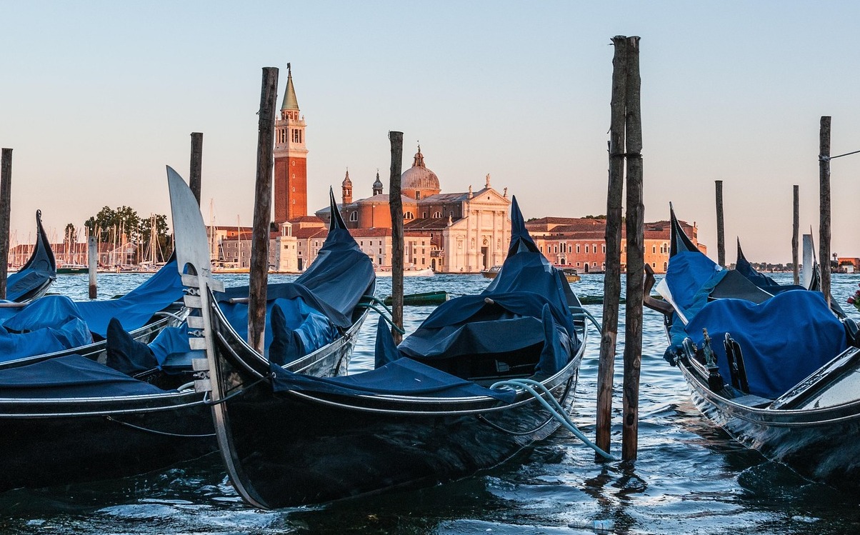 অফিস স্বামী ও স্ত্রী | Secret World Trip Planner