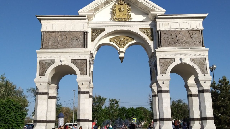 Astrakhan Triumphal Arch and Walk of Fam ...