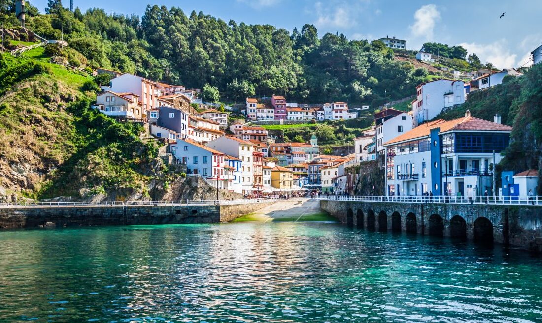 Cudillero se sienta en la ladera de la montaña frente al mar - Cudillero | Secret World Trip Planner