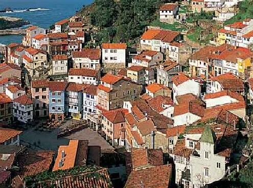 Cudillero se sienta en la ladera de la montaña frente al mar - Cudillero | Secret World Trip Planner