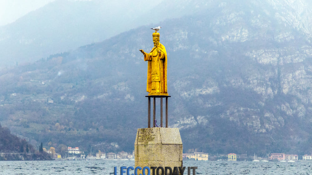 Statue af Sankt Nikolaus - Piazza Antonio Stoppani | Secret World Trip Planner