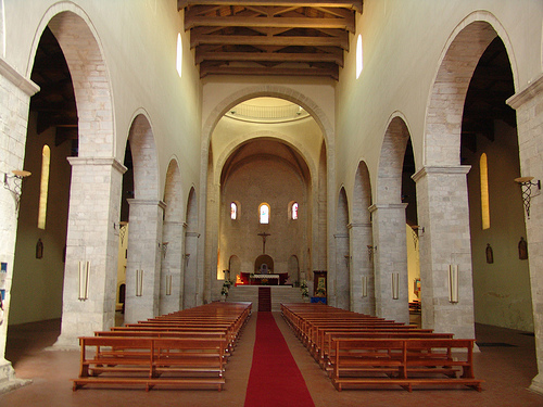 Katedral Santa Maria Assunta dan uskup San Canio