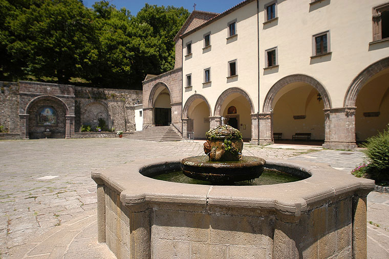 Shenjtërorja e Madonna dei Lattani - Roccamonfina | Secret World Trip Planner