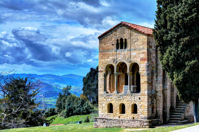 Santa María del Naranco bažnyčia - Oviedo | Secret World Trip Planner