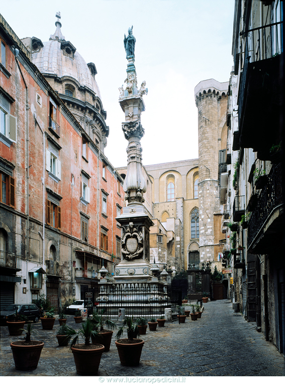 Obelisk utawa Spire San Gennaro - Napoli | Secret World Trip Planner
