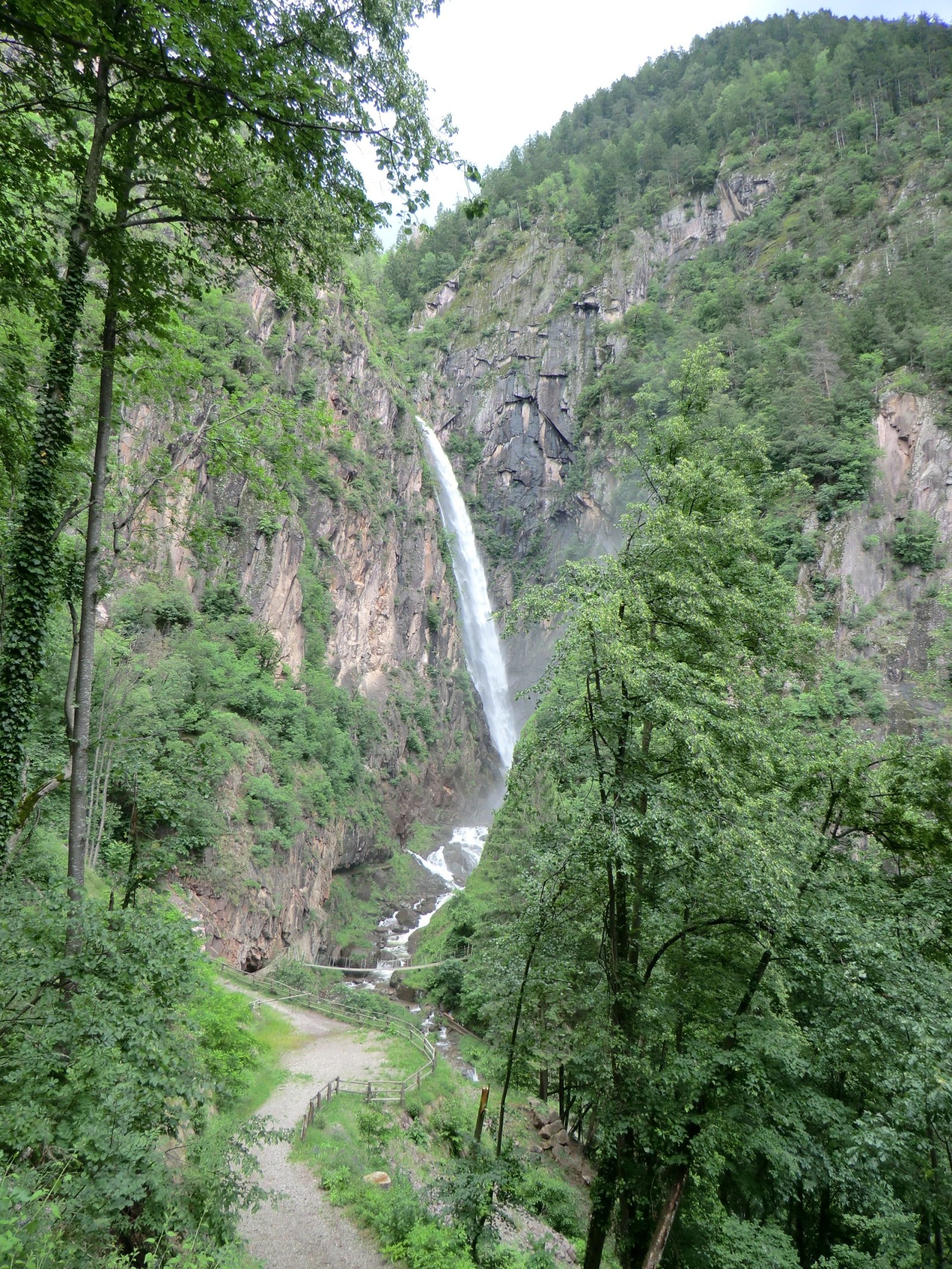 백운석|Fragsburger Wasserfall 또는 Cascata del rio Sinigo - Merano | Secret World Trip Planner