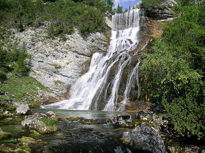 カスケート-ディ-ファネス|イタリアで最も印象的な滝の一つ - Torrente Bòite | Secret World Trip Planner