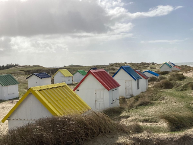 Gouville-sur-Mer وأكواخ الشاطئ الساحرة - Gouville-sur-Mer | Secret World Trip Planner