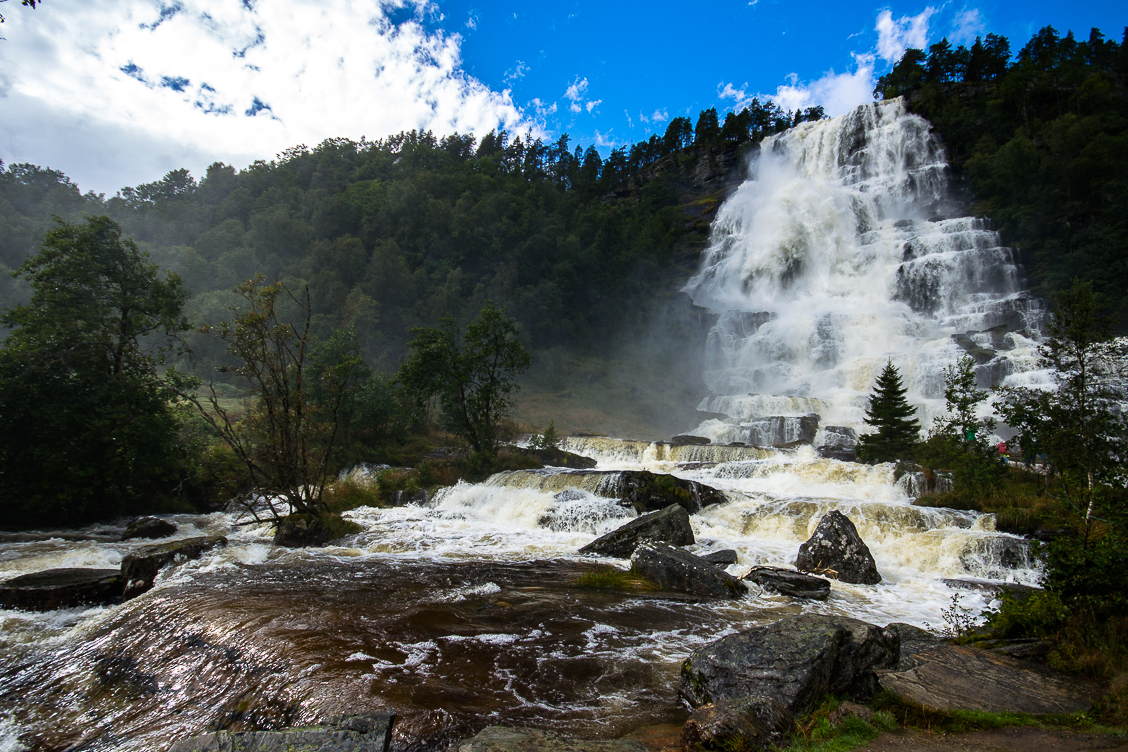 Tvindefossen ist ein Wasserfall bei Voss, Norwegen - Voss | Secret World Trip Planner
